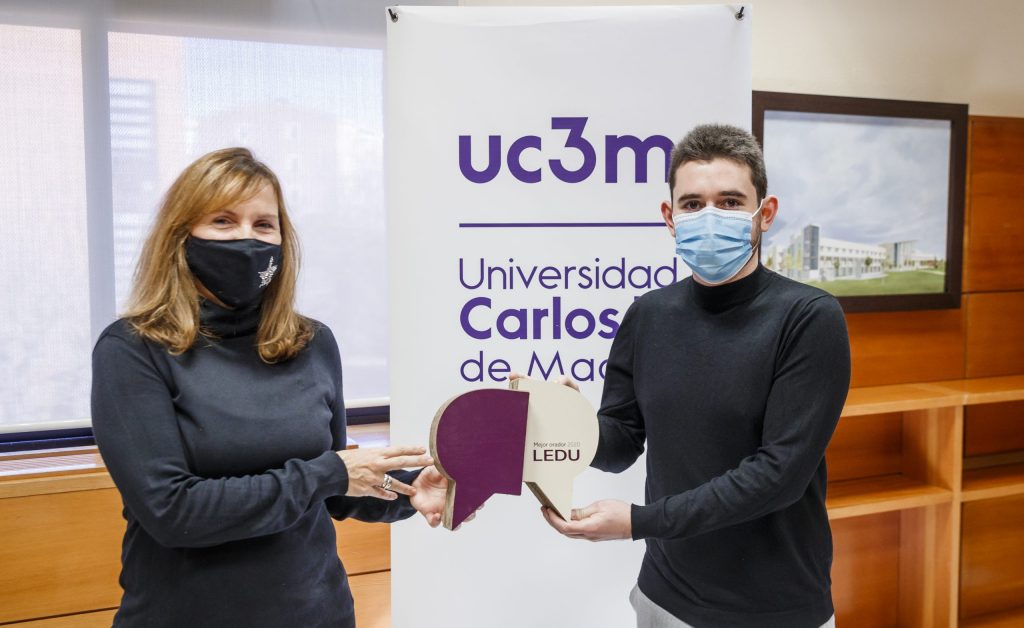 Belén Franco entrega el premio al Mejor Orador de la 8ª edición de la Liga Española de Debate Universitario