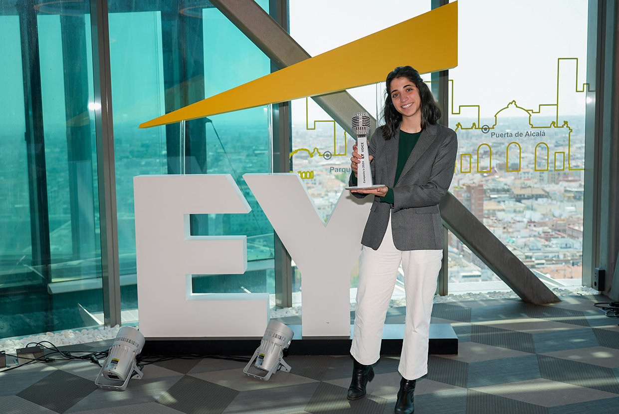 Paz Sánchez-Terán, campeona de EY Voice 2024 con su trofeo