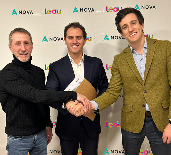 Firma de la acuerdo de colaboración. De izquierda a derecha: Alfonso Rodríguez de Sadia, CEO de Ledu; Albert Rivera y Ramón Rodrigáñez, CEO y Co-Fundador de Nova.