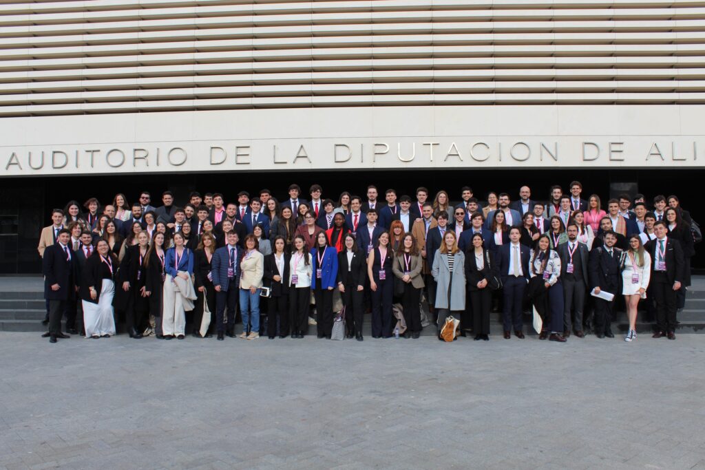 Los participantes del I Torneo Nacional de Debate 'Ciudad de Alicante' posan ante el Auditorio.