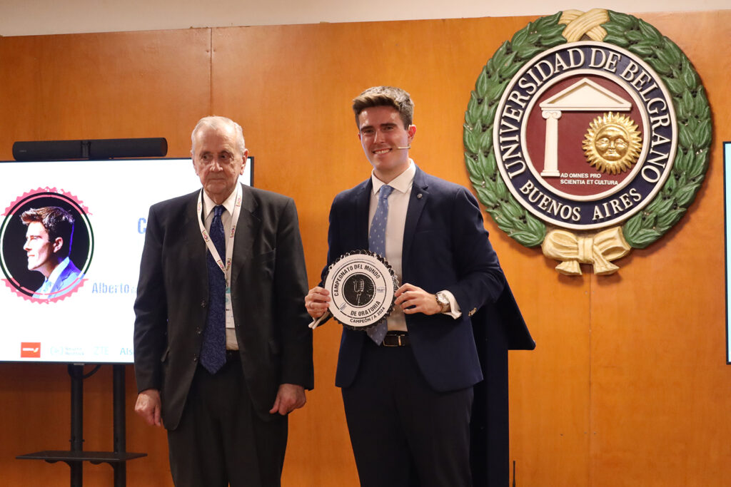 Alberto García Chaparro recoge trofeo de mejor orador del mundo en Universidad de Belgrano